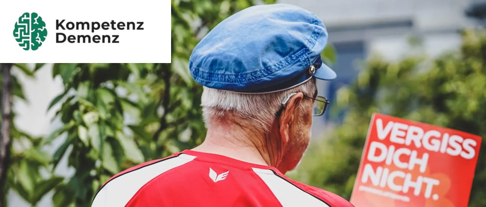 Älterer Mann von hinten, der eine Zeitung in der Hand hält