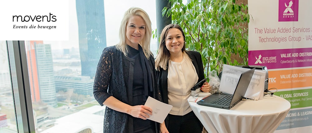 Zwei Eventmanagerinnen die in die Kamera sehen