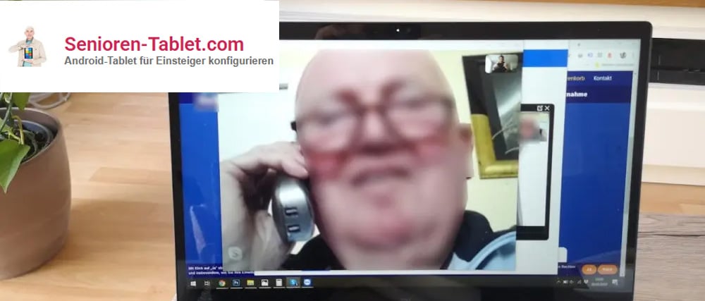 Foto von einem Laptop der ein Videotelefonat am Bildschirm geöffnet hat